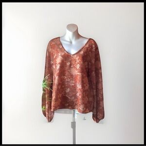 Daytrip Size Small long sleeve V front/back floral print blouse